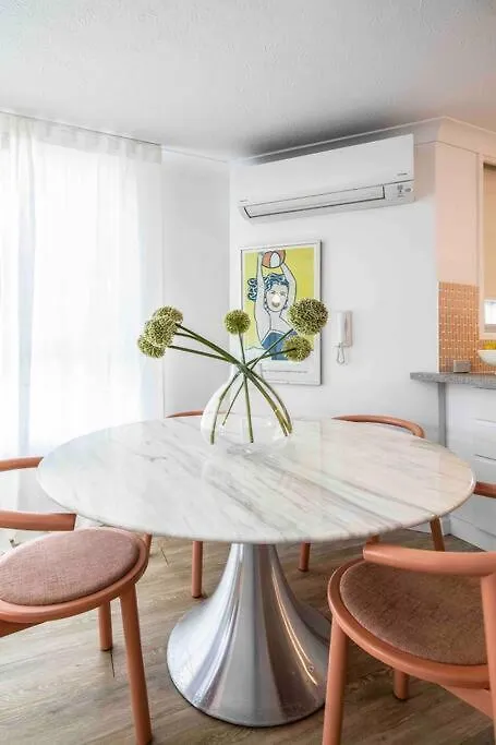 Blush On Broadbeach- Beachside And Pet Friendly, 3Rd Floor Walk Up Gold Coast 0*,