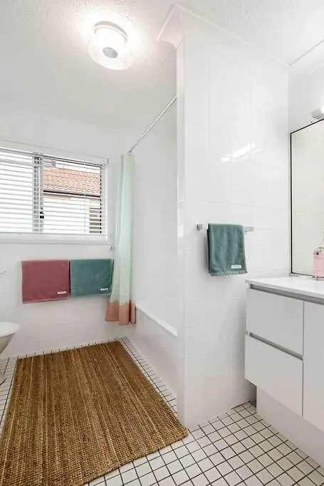Apartman Blush On Broadbeach- Beachside And Pet Friendly, 3Rd Floor Walk Up Gold Coast