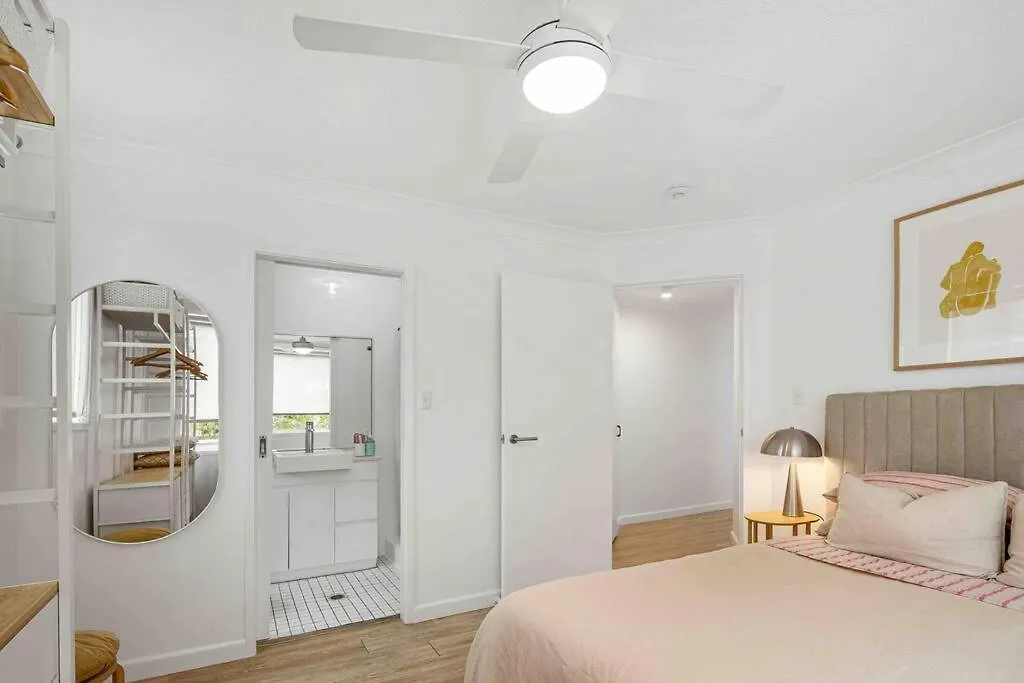 Blush On Broadbeach- Beachside And Pet Friendly, 3Rd Floor Walk Up Gold Coast Apartman